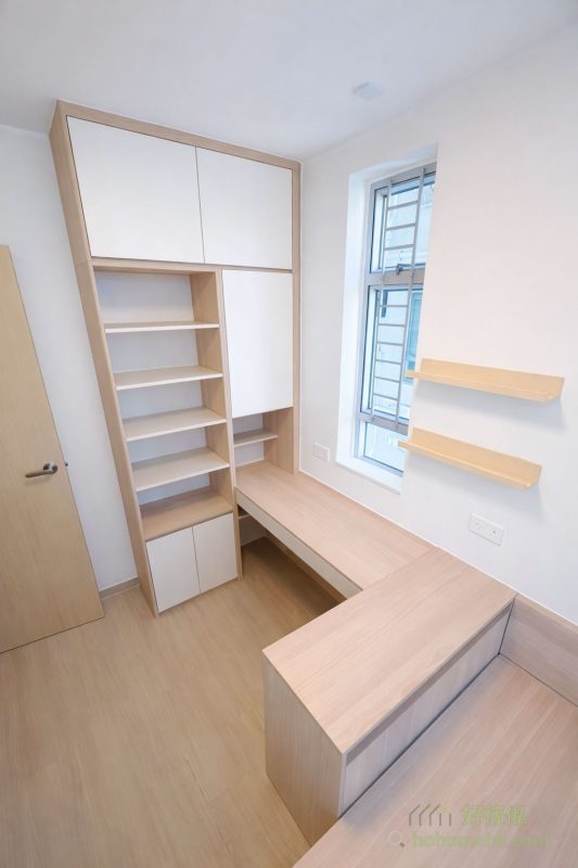 我們在每件傢俬的設計中注重多功能性，例如床底帶有收納櫃桶，書桌旁牆身加裝層板，讓客戶可以更靈活地整理家居物品，充分利用每一寸空間，令生活更有條理。