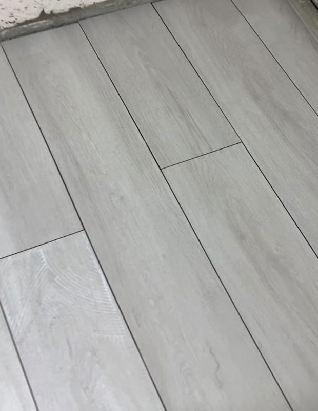 北角城市花園泥水工程 — 客廳及房間鋪木紋磚 (亂工鋪) 施工進行中，準備上掃口粉前。