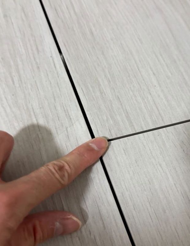 北角城市花園泥水工程 — 客廳及房間鋪木紋磚 (亂工鋪) 施工進行中，準備上掃口粉前。