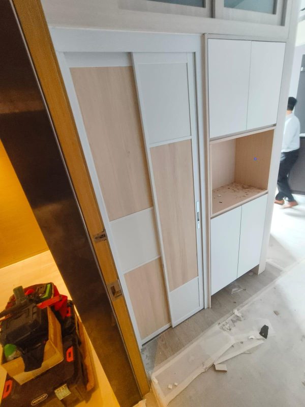 屋企空間有限，間房可以用PD門代替普通趟門同掩門，可以更加慳位好用。PD門的鋁板顏色都有不同的選擇，與旁邊的訂造傢俬配搭都可以。