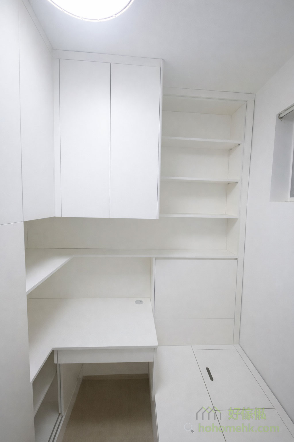 小朋友的喜好瞬息萬變，今天喜歡卡通城堡，明天又可能愛上森林動物。選擇全白色的訂造傢俬，能為兒童房提供一個「留白」的設計空間，讓家長以床單、窗簾等軟裝，輕鬆切換不同的主題風格，配合孩子的成長需求，長期保持房間的新鮮感。