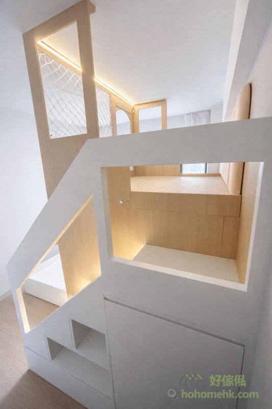 樓梯是孩子日常上下床的重要通道，因此根據孩子的身高量身訂造，確保每個階梯都易於攀爬。樓梯內部還設有收納空間，既實用又節省地方，讓房間保持整潔有序。