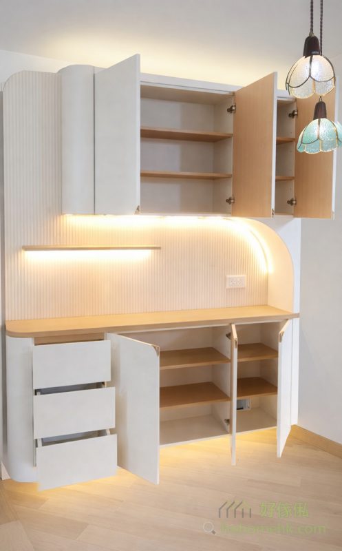 幾件訂造傢俬的邊角採用了大圓邊和大圓角設計，不僅外形柔和流暢，還有效減少尖角對使用者的潛在風險，特別適合有小朋友的家庭。這樣的細節設計，兼顧美感與安全性，讓空間更顯親和力。