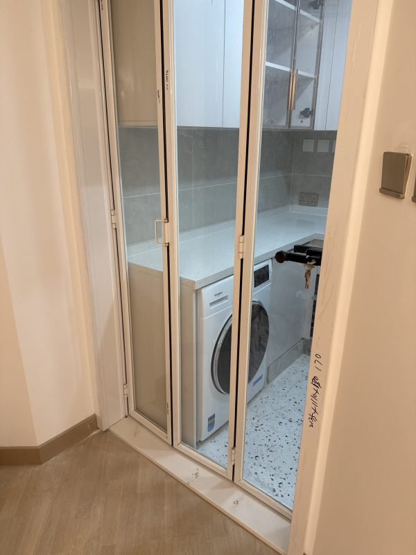 廚房門訂造了3摺門，清玻配白框，與淺色廚櫃非常match！摺門可以預留較大的出入通道，日後要更換洗衣機及雪櫃都比較方便。