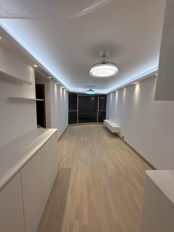 客廳燈槽工程及天花燈安裝完成，客廳即刻變Grand！客廳木板燈槽，批灰油油後與牆身及天花融合，可以做「見光不見燈」的滲光效果，亦可以加射燈，加強部份空間的Spotlight效果，尤其適合用於電視背景牆和飾品展示區。