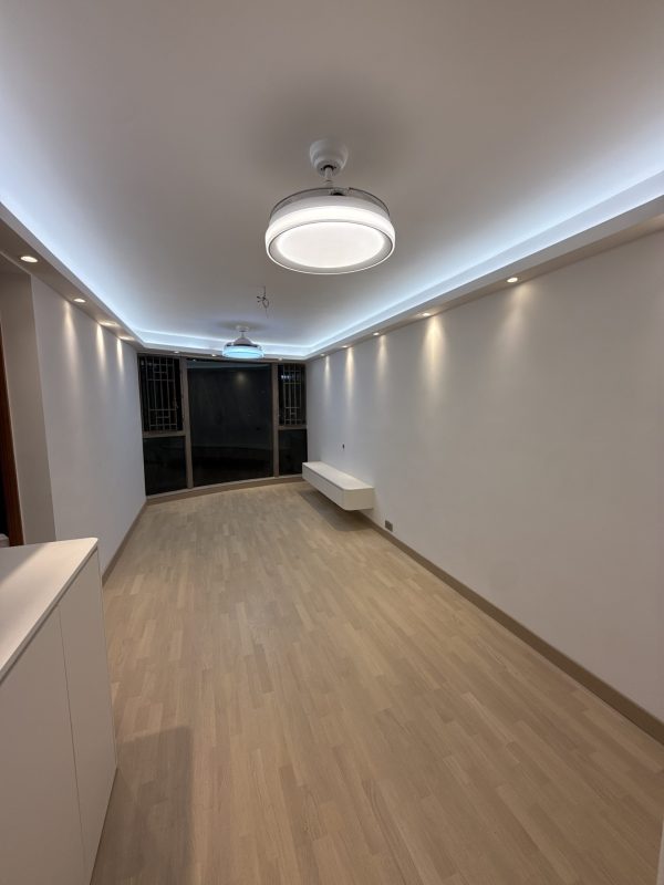 客廳燈槽工程及天花燈安裝完成，客廳即刻變Grand！客廳木板燈槽，批灰油油後與牆身及天花融合，可以做「見光不見燈」的滲光效果，亦可以加射燈，加強部份空間的Spotlight效果，尤其適合用於電視背景牆和飾品展示區。