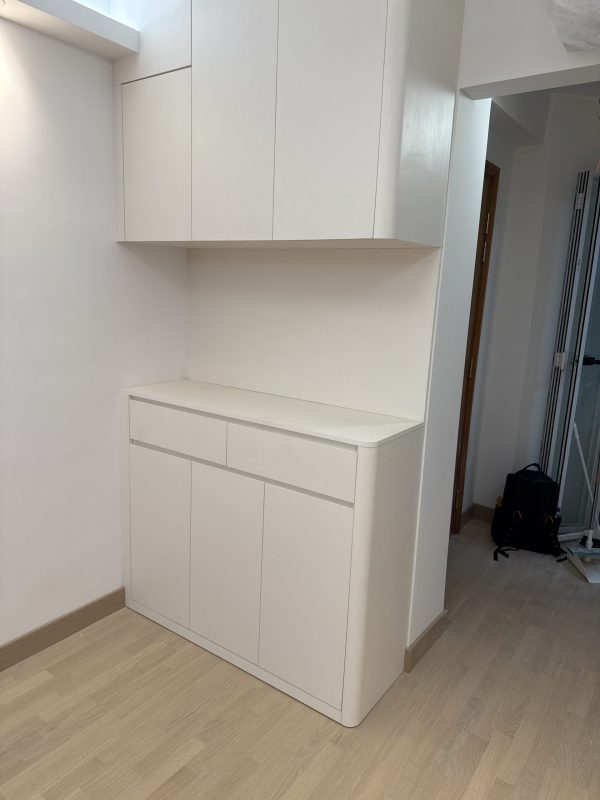 客廳燈槽工程及天花燈安裝完成，客廳即刻變Grand！客廳木板燈槽，批灰油油後與牆身及天花融合，可以做「見光不見燈」的滲光效果，亦可以加射燈，加強部份空間的Spotlight效果，尤其適合用於電視背景牆和飾品展示區。