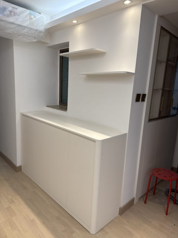 客廳燈槽工程及天花燈安裝完成，客廳即刻變Grand！客廳木板燈槽，批灰油油後與牆身及天花融合，可以做「見光不見燈」的滲光效果，亦可以加射燈，加強部份空間的Spotlight效果，尤其適合用於電視背景牆和飾品展示區。