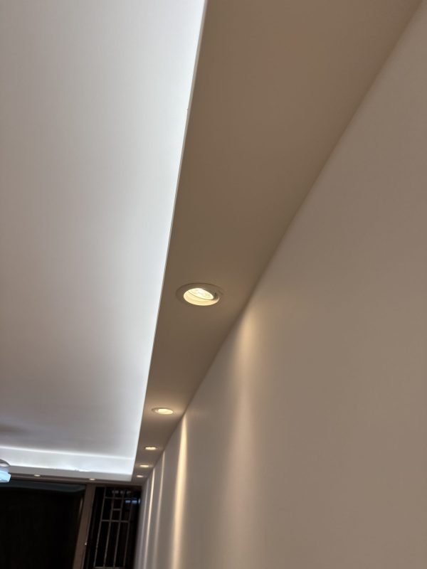 客廳燈槽工程及天花燈安裝完成，客廳即刻變Grand！客廳木板燈槽，批灰油油後與牆身及天花融合，可以做「見光不見燈」的滲光效果，亦可以加射燈，加強部份空間的Spotlight效果，尤其適合用於電視背景牆和飾品展示區。