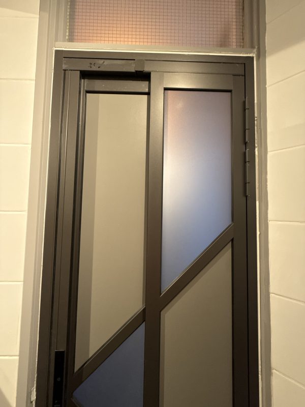 門洞不夠大，廁所可以訂造PD門代替普通的掩門，更加慳位，同時保留更大的開門位置。訂造PD門時，廁所用磨砂玻璃+不透明的鋁板就可以提升私隱度。