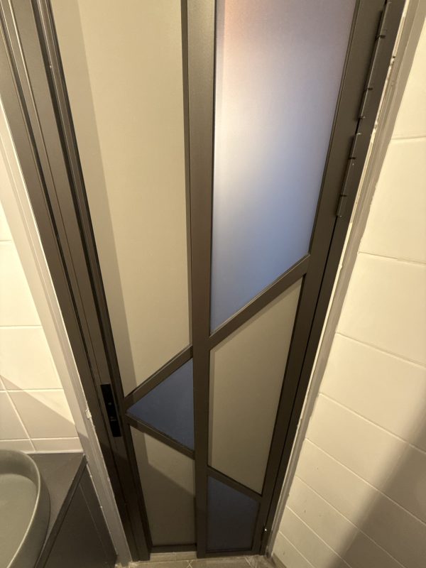 門洞不夠大，廁所可以訂造PD門代替普通的掩門，更加慳位，同時保留更大的開門位置。訂造PD門時，廁所用磨砂玻璃+不透明的鋁板就可以提升私隱度。