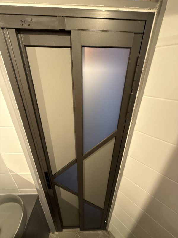 門洞不夠大，廁所可以訂造PD門代替普通的掩門，更加慳位，同時保留更大的開門位置。訂造PD門時，廁所用磨砂玻璃+不透明的鋁板就可以提升私隱度。