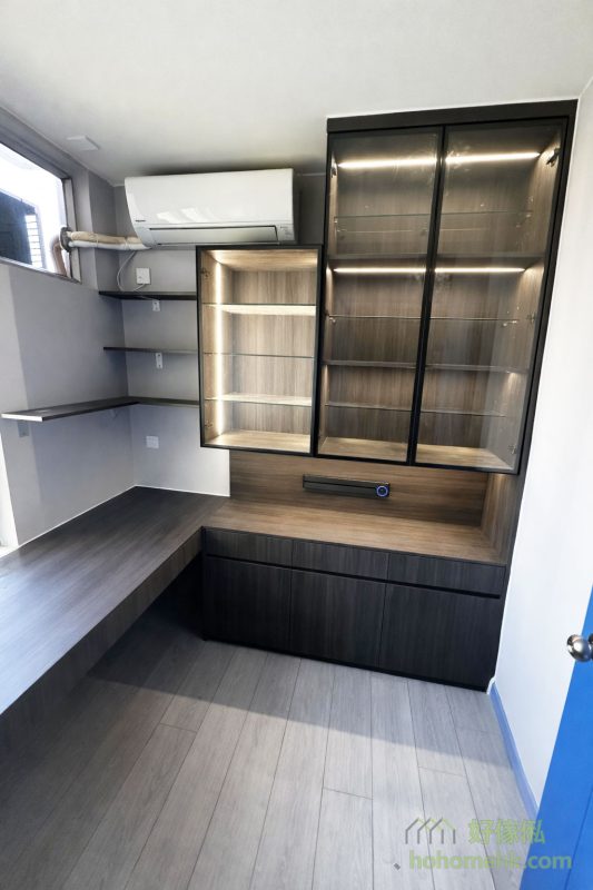 今次的傢俬，整體設計以深木色為基調，搭配玻璃與金屬元素，營造出型格而高級的視覺效果。無論是書桌、電視櫃還是飾櫃，都採用簡約而不失細節的設計，讓空間兼具功能性與時尚感，適合追求品味的都市家居。