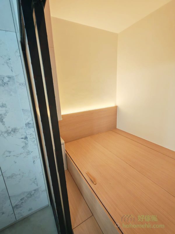 房內的油壓床特別設計為加高款式，大大增加了床下的儲物空間。無論是換季衣物、被褥或其他雜物，都可以輕鬆收納，釋放更多生活空間，令房間更加整齊有序。