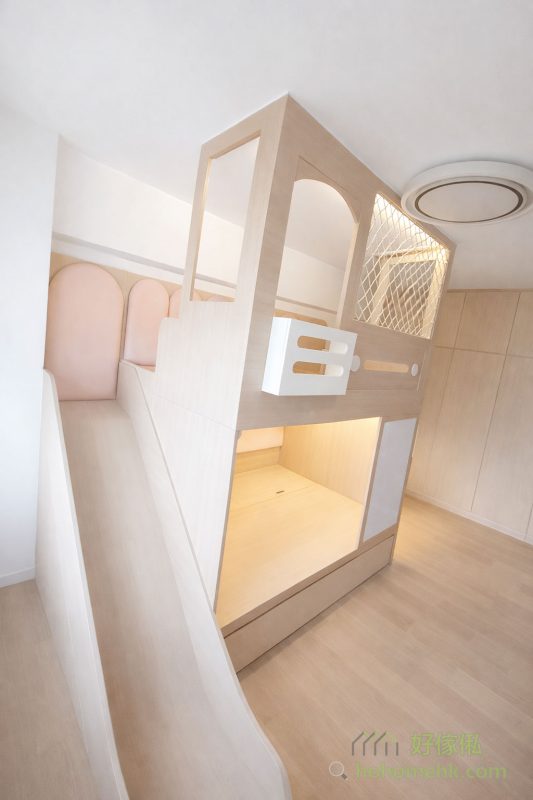 上床的圍欄特別加裝了安全繩網，充分考慮到小朋友的安全。無論是孩子在床上玩耍還是睡覺，圍欄與安全網可以有效防止意外跌落，讓家長少一份擔憂，多一份放心。同時，繩網也可以增加閣樓床的趣味性。