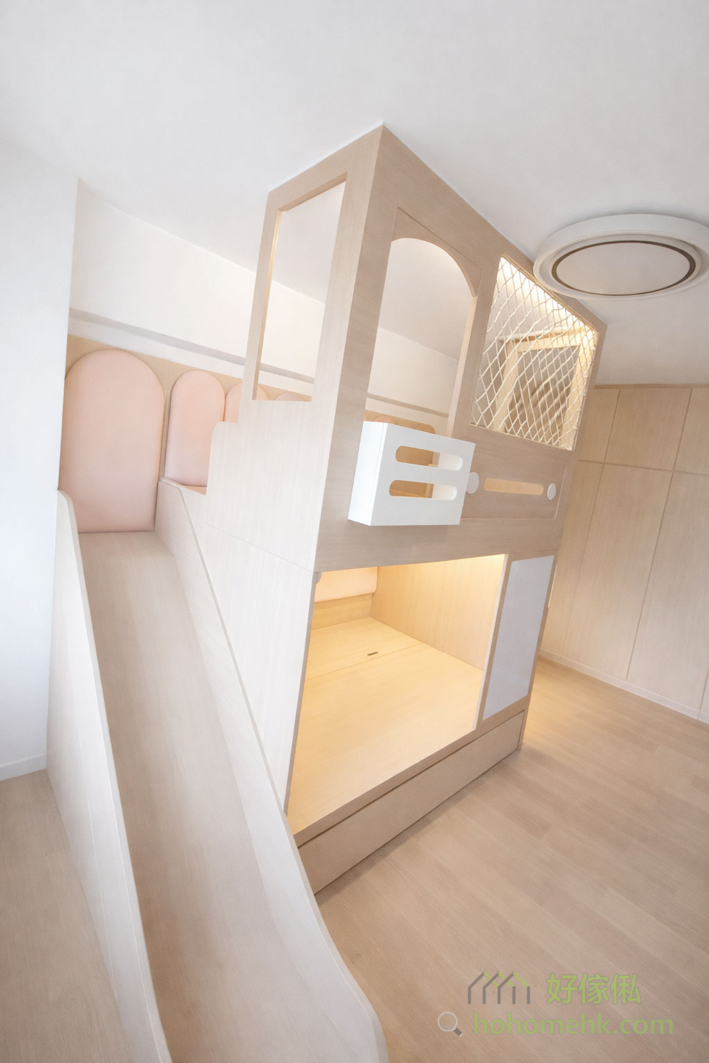 上床的圍欄特別加裝了安全繩網，充分考慮到小朋友的安全。無論是孩子在床上玩耍還是睡覺，圍欄與安全網可以有效防止意外跌落，讓家長少一份擔憂，多一份放心。同時，繩網也可以增加閣樓床的趣味性。