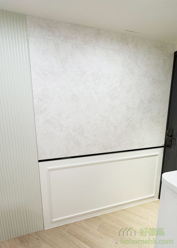 客廳的淺灰色及條子板帶來現代感，玄關的歐式護牆板則展現優雅氣質