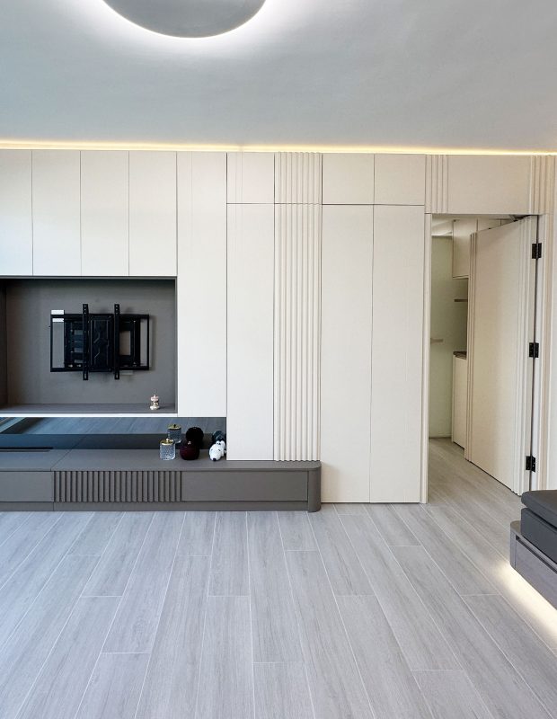 北角城市花園泥水工程 — 客廳及房間鋪木紋磚 (亂工鋪)大功告成！木紋磚防水防潮，容易打理及清潔，使用壽命都比木地板及石塑地板長。