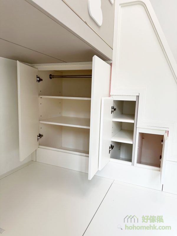 每一級樓梯高度均按小朋友的身高度身訂製，上床後還設有一個屋仔造型的床頭櫃，配備三角形的屋頂儲物空間，充分發揮創意設計的潛力，滿足小朋友對於「專屬空間」的想像。