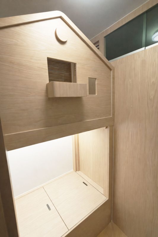 全屋包括樹屋床及衣櫃均採用同色設計，選用木管家ST1808淡雅胡桃色，讓空間擁有統一的視覺效果。木色溫潤自然，輕鬆營造出樹屋般的舒適感，無論是小孩還是大人，都能感受到家的溫暖。