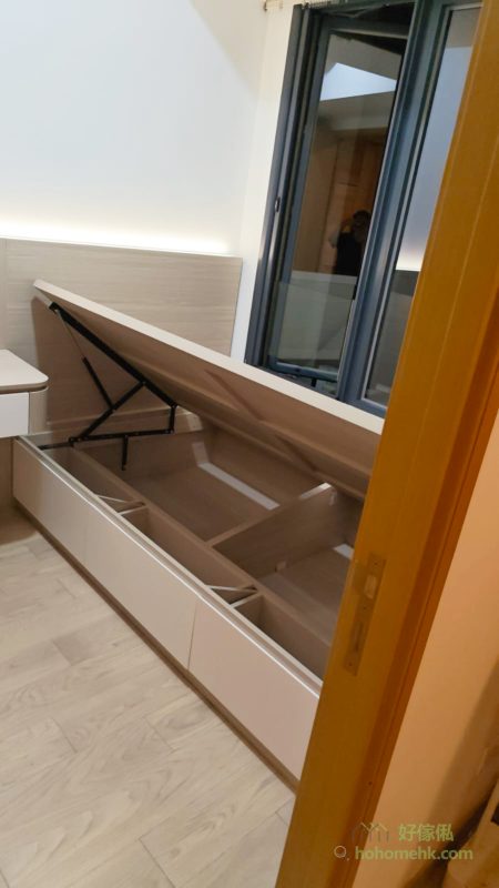 1房1廳的傢俬，整體設計以原木色為主調，配合白色及雲石紋的細節處理，展現出簡約高雅的風格。這種搭配不僅令視覺感覺溫暖舒適，亦帶來高端質感，為家居注入一份自然與現代的和諧美。