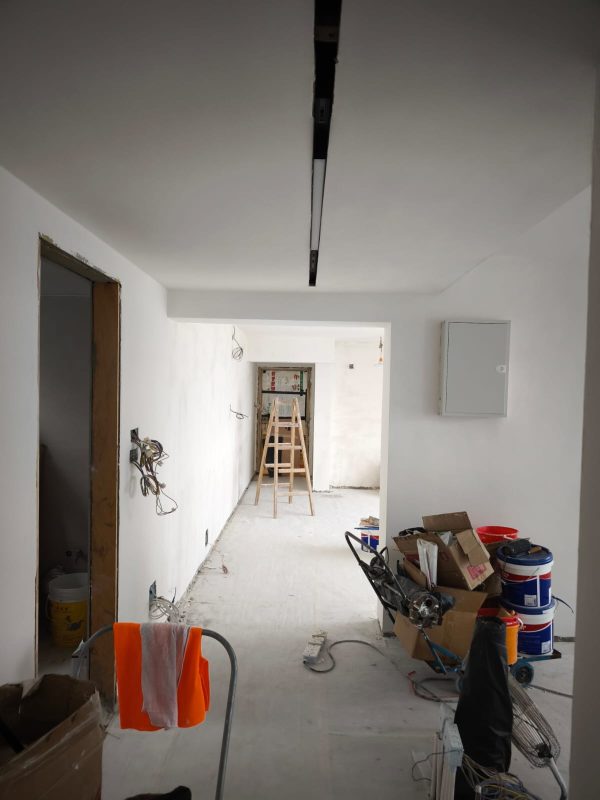 舊屋翻新想邊角位更加直，線條俐落，陽角位可以加膠角才再批灰，以增加垂直度。