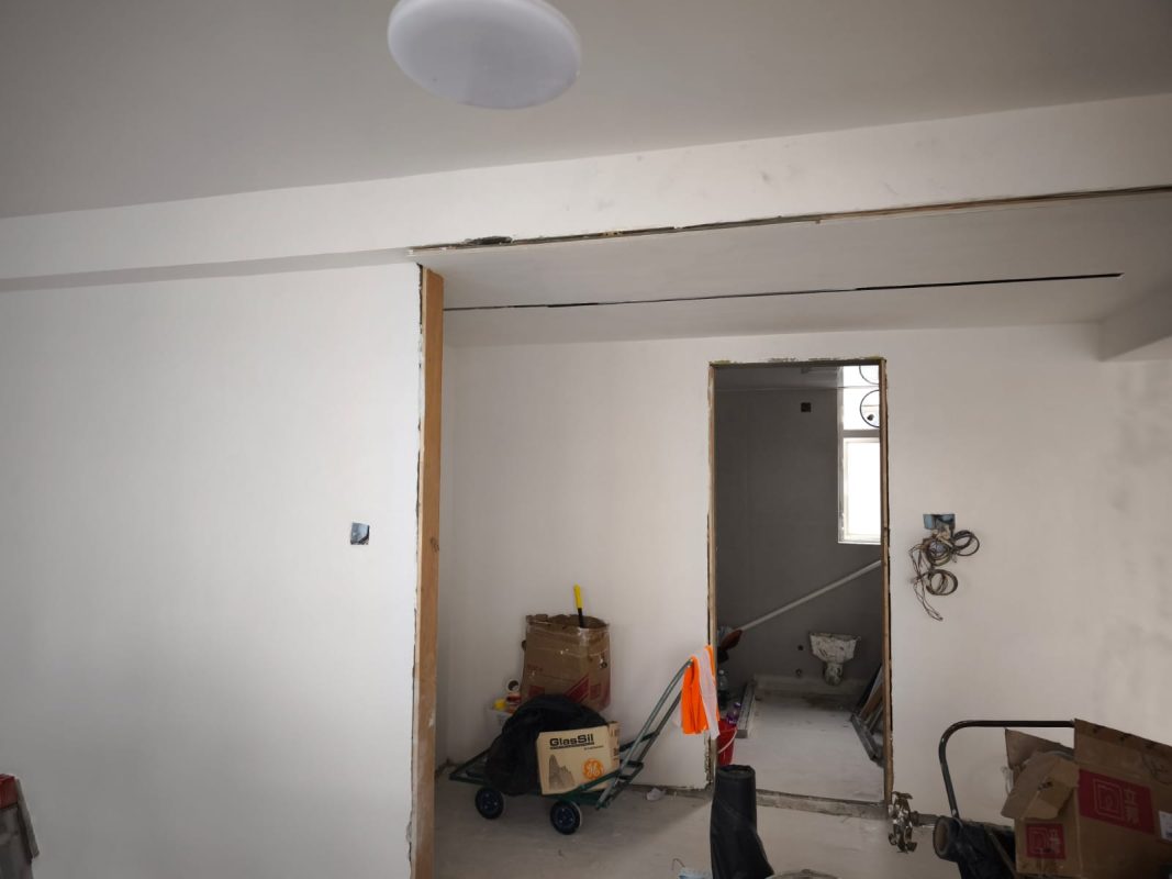 舊屋翻新想邊角位更加直，線條俐落，陽角位可以加膠角才再批灰，以增加垂直度。