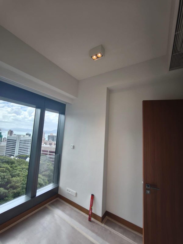 西半山大學閣全屋剷底批灰貼牆布工程完工實拍！想追求一個有質感的家，可以選擇貼牆布代替油漆，價錢雖然較貴，但牆布做到微立體的花紋效果，在燈光的照射下，不同角度會展現不同的美感。