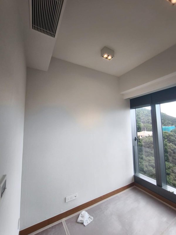 西半山大學閣全屋剷底批灰貼牆布工程完工實拍！想追求一個有質感的家，可以選擇貼牆布代替油漆，價錢雖然較貴，但牆布做到微立體的花紋效果，在燈光的照射下，不同角度會展現不同的美感。