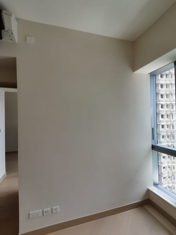 硅藻泥施工現場實拍。硅藻泥近年成成為裝修新寵兒，選擇以淺色為主，可以髹出獨特的質感，無論是簡約風抑或現代風家居風格都配搭得到。