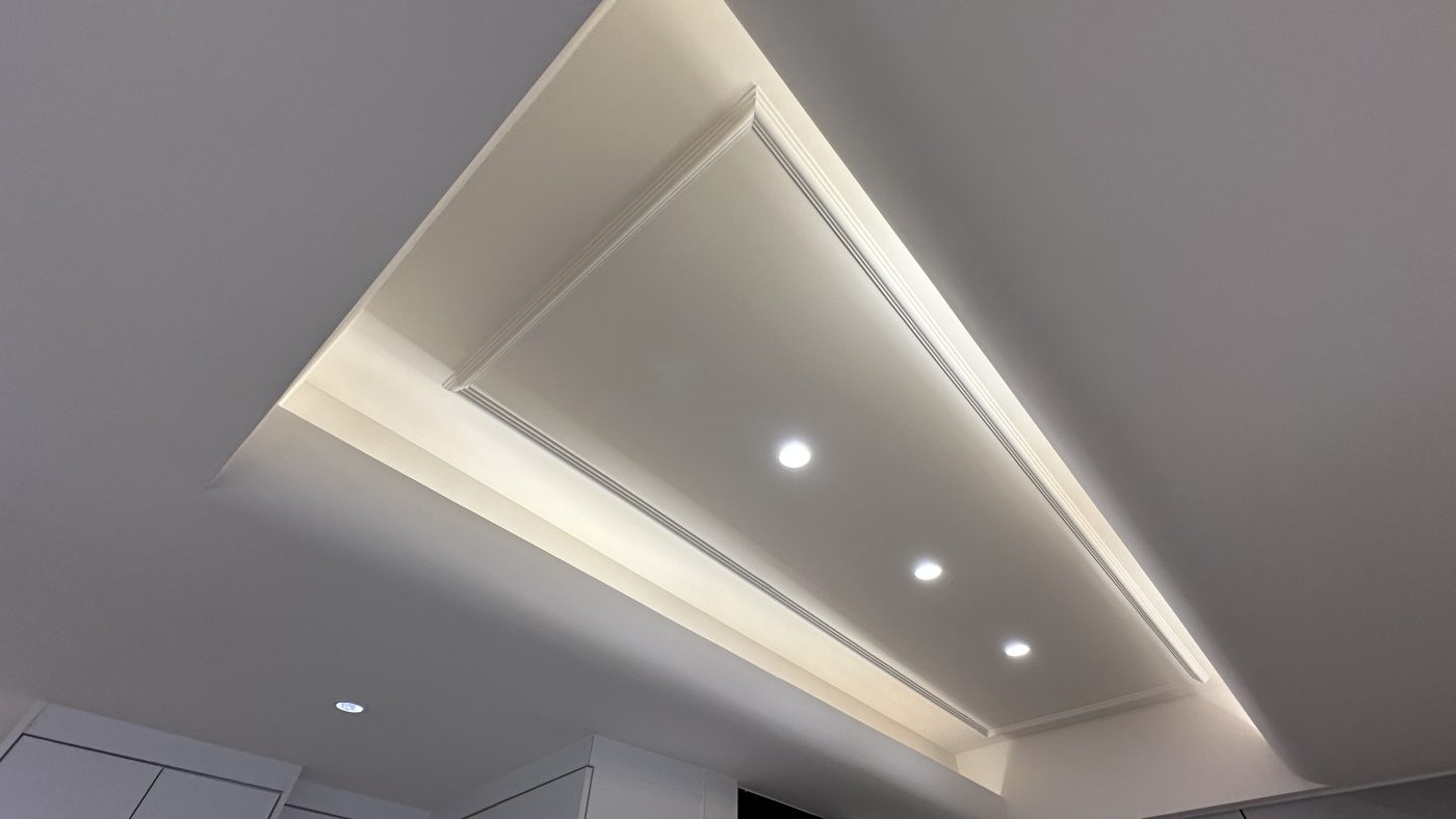 客廳燈槽及假天花工程連軌道燈大功告成，不同空間做不同款式的燈糟及假天花都可以，可以與設計師傾傾。