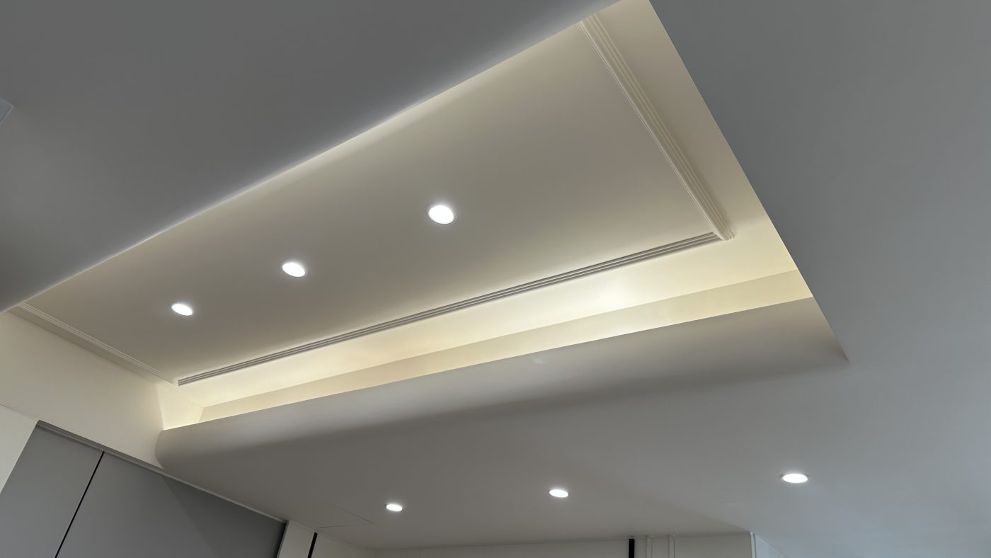 客廳燈槽及假天花工程連軌道燈大功告成，不同空間做不同款式的燈糟及假天花都可以，可以與設計師傾傾。