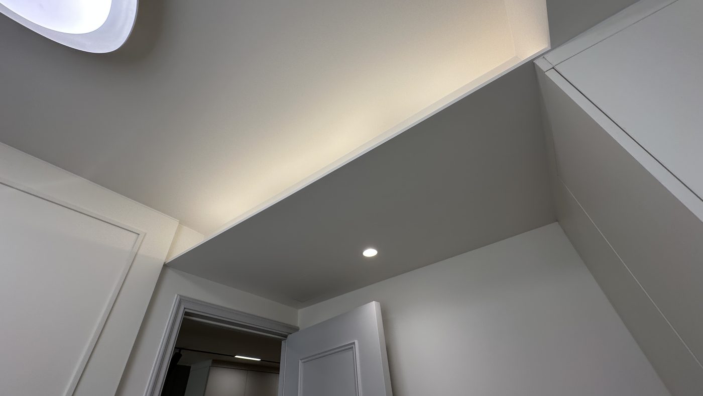 客廳燈槽及假天花工程連軌道燈大功告成，不同空間做不同款式的燈糟及假天花都可以，可以與設計師傾傾。