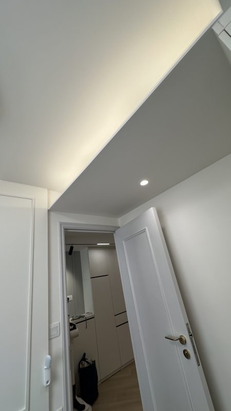 客廳燈槽及假天花工程連軌道燈大功告成，不同空間做不同款式的燈糟及假天花都可以，可以與設計師傾傾。