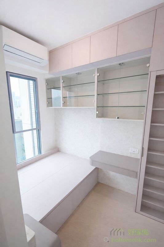 廳櫃與房櫃的玻璃門設計，不但增加了空間的通透感，還有效反射自然光，令整個室內顯得更寬敞明亮。這種細膩的設計手法，既提升了家居的實用性，亦帶來現代簡約的時尚感，為小單位住戶提供了更舒適的居住體驗。