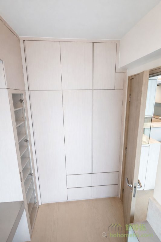 兩間房的衣櫃及吊櫃設計以輕盈感為主，避免因大型傢俬而壓縮視覺空間。設計師特意採用簡約的線條及淺色木紋，營造出空間延伸的效果，同時保持足夠的儲物容量，讓功能性與美觀性達到完美平衡。