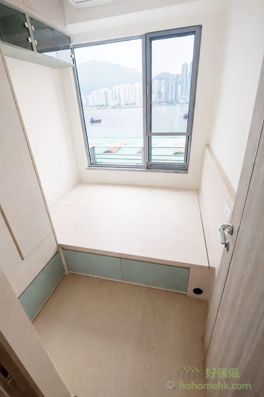 望海的單位，最適合配合湖水綠及藍綠色的訂造傢俬設計，將窗外的海天美景引入室內。這次案例中，地台床、衣櫃及梳化皆融入了湖水綠元素，不僅延續了室外的自然感，更帶來一種清新而寧靜的視覺體驗，讓整個居住空間更具統一感與格調。