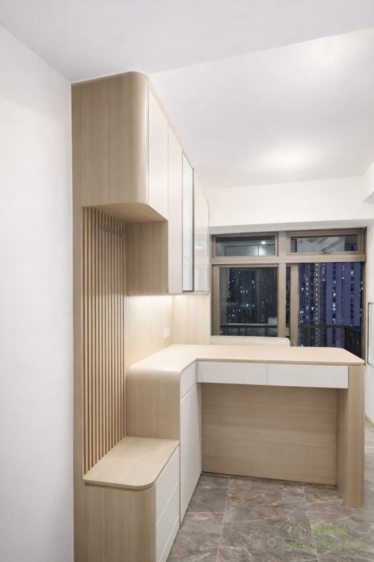 在深水埗Belgravia Place的全屋傢俬設計中，中島櫃的加入成為了空間劃分的關鍵角色。這個半高中島櫃與C字櫃無縫連接，不僅提供額外的儲物空間，還可以作為餐桌使用，滿足日常用餐需求。同時，它巧妙地分隔了門口與客廳的區域，讓整體空間更有層次感，實現了功能與美觀的雙贏。