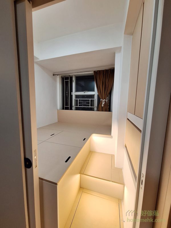 睡房的全房地台設計，不僅提供了超強儲物量，還使房間看起來更加整潔有序。地台的每個儲物格都能靈活收納，方便分類整理，充分利用有限空間。此外，配合趟門設計的衣櫃更顯實用，與地台完美匹配，實現視覺與功能的雙重統一。