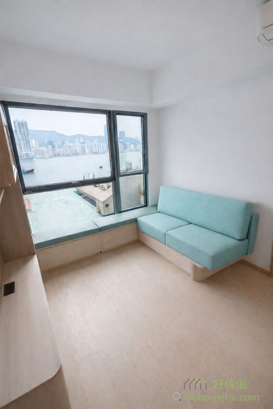 望海的單位，最適合配合湖水綠及藍綠色的訂造傢俬設計，將窗外的海天美景引入室內。這次案例中，地台床、衣櫃及梳化皆融入了湖水綠元素，不僅延續了室外的自然感，更帶來一種清新而寧靜的視覺體驗，讓整個居住空間更具統一感與格調。