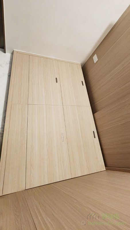 為了提升單位的空間靈活性，住戶選擇拆掉原有的玻璃間隔，改用訂造的電視櫃間房。這樣的設計不僅為睡房增加了私隱度，還讓整體空間配置更加靈活。電視櫃不僅具備收納功能，亦成為空間的視覺焦點，讓客廳和睡房之間的過渡更自然，適合追求現代化家居的住戶。