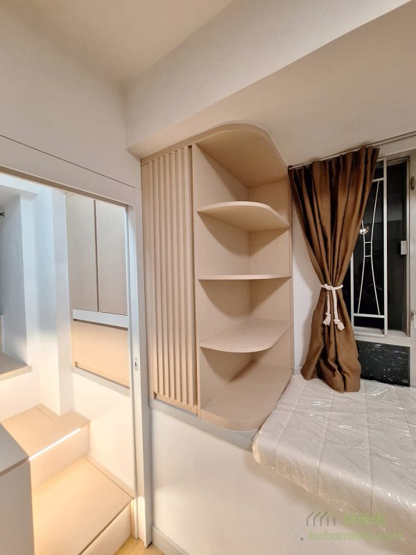 窗台位置的圓角儲物櫃，是一個修飾家中小角落的完美例子。圓角設計不僅安全，還柔化了整體線條，讓空間更顯溫馨。櫃內儲物量充足，用來放置書籍、小擺設或日常用品尤為適合，實現功能與美感的平衡。