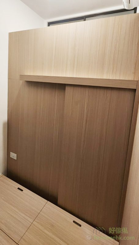 為了提升單位的空間靈活性，住戶選擇拆掉原有的玻璃間隔，改用訂造的電視櫃間房。這樣的設計不僅為睡房增加了私隱度，還讓整體空間配置更加靈活。電視櫃不僅具備收納功能，亦成為空間的視覺焦點，讓客廳和睡房之間的過渡更自然，適合追求現代化家居的住戶。