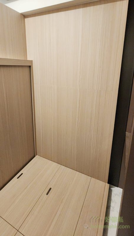 為了提升單位的空間靈活性，住戶選擇拆掉原有的玻璃間隔，改用訂造的電視櫃間房。這樣的設計不僅為睡房增加了私隱度，還讓整體空間配置更加靈活。電視櫃不僅具備收納功能，亦成為空間的視覺焦點，讓客廳和睡房之間的過渡更自然，適合追求現代化家居的住戶。