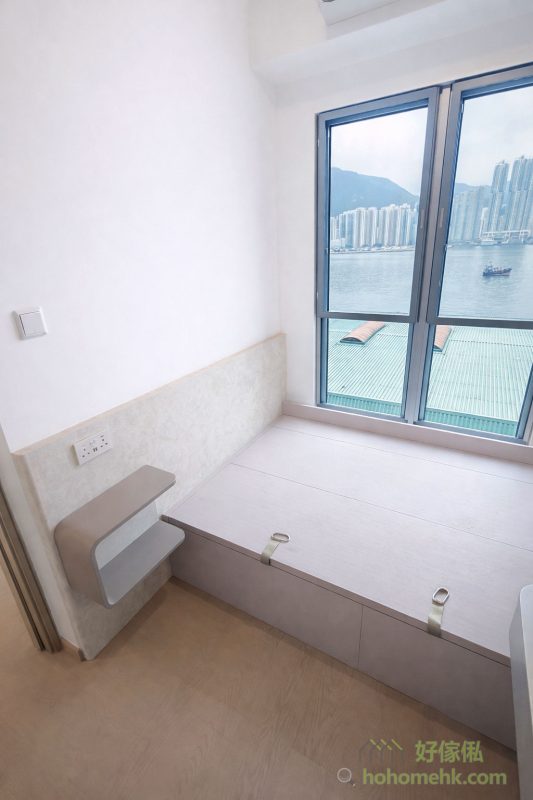 兩間房的衣櫃及吊櫃設計以輕盈感為主，避免因大型傢俬而壓縮視覺空間。設計師特意採用簡約的線條及淺色木紋，營造出空間延伸的效果，同時保持足夠的儲物容量，讓功能性與美觀性達到完美平衡。