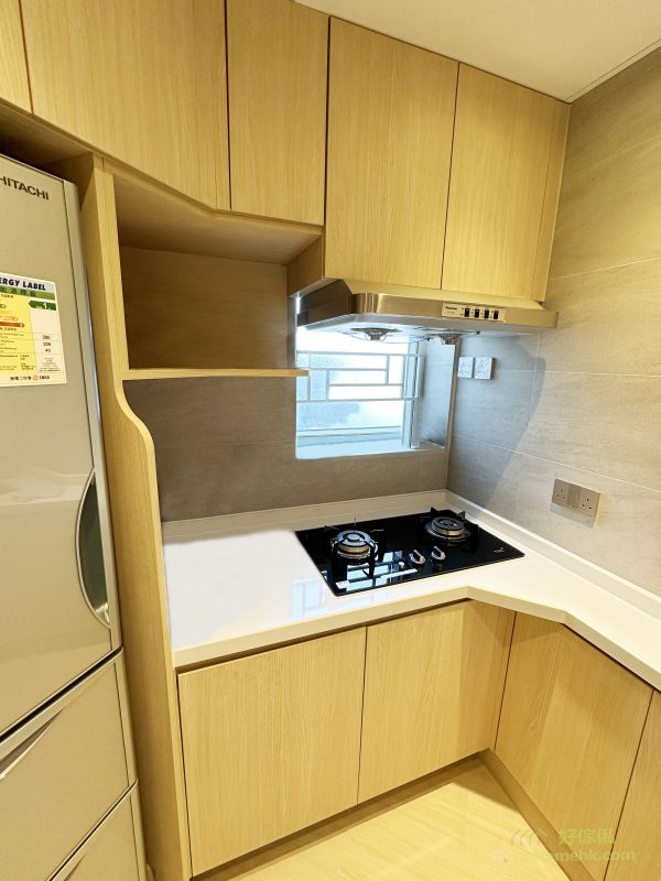 訂造廚櫃針對空間設計，特別適合不規則形狀或有限空間的廚房，可根據用戶需求加入不同功能，例如拉籃和上翻門，提升儲物效率，讓廚房空間得到最充分的利用。