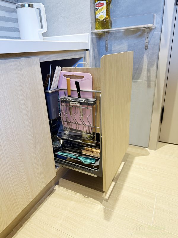 地櫃部分則配備了拉籃設計，讓各種廚具可以整齊有序地擺放。這種設計特別適合香港廚房的有限空間，不僅方便取物，還能避免廚具雜亂堆放的情況發生。拉籃的靈活性亦讓收納變得更加高效，為住戶帶來極大的便利。