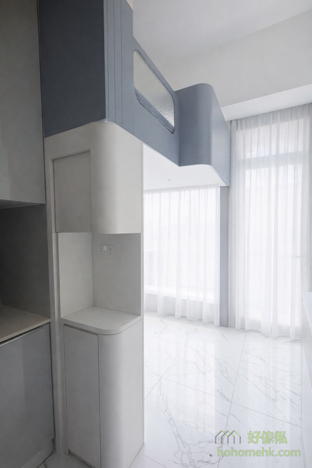 現代香港的開放式單位面積有限，但透過精心設計的閣樓床，可以輕鬆將有限地面空間「倍增」。閣樓床將水平與垂直空間完美結合，上層是舒適的睡眠區，下層則可靈活作為儲物、工作或娛樂用途。這種設計不僅實用，更讓單位顯得更敞亮有序。