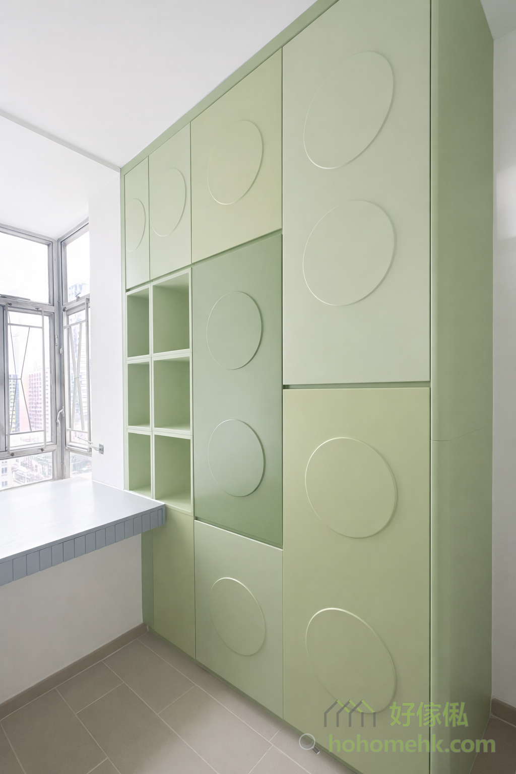 仔仔房的訂造傢俬設計，採用焗漆工藝，能調較出小朋友最喜歡的顏色，實現漸層拼色效果，讓房間更具童話氣息。而且衣櫃連書櫃還融入了 LEGO 元素，既實用又具有創意造型，滿足小朋友的遊玩及儲物需要，讓房間成為他們的夢想天地。而組合床那邊，因為考慮到會有卡通床單或公仔等等，就選用了沉穩的灰色為主，平衡全房的色彩。