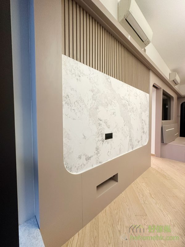 電視不一定要配電視櫃，可以直接做一幅背景牆搭配！電視背景牆不僅是一個視覺焦點，更是一個實用的設計。透過背景牆，家中的電線可以完全隱藏，讓空間更顯整潔有序。這樣的設計不僅美觀，還能避免電線外露帶來的安全隱患。